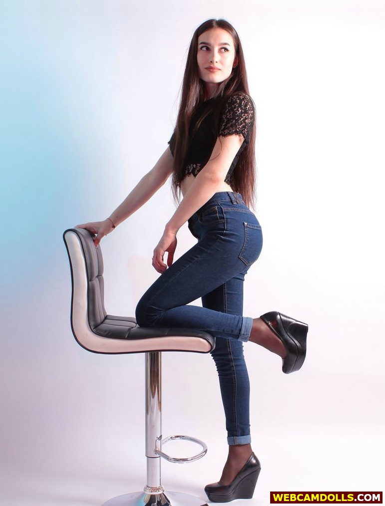 Brunette Girl in Denim Blue Jean and Platform Shoes on Webcamdolls